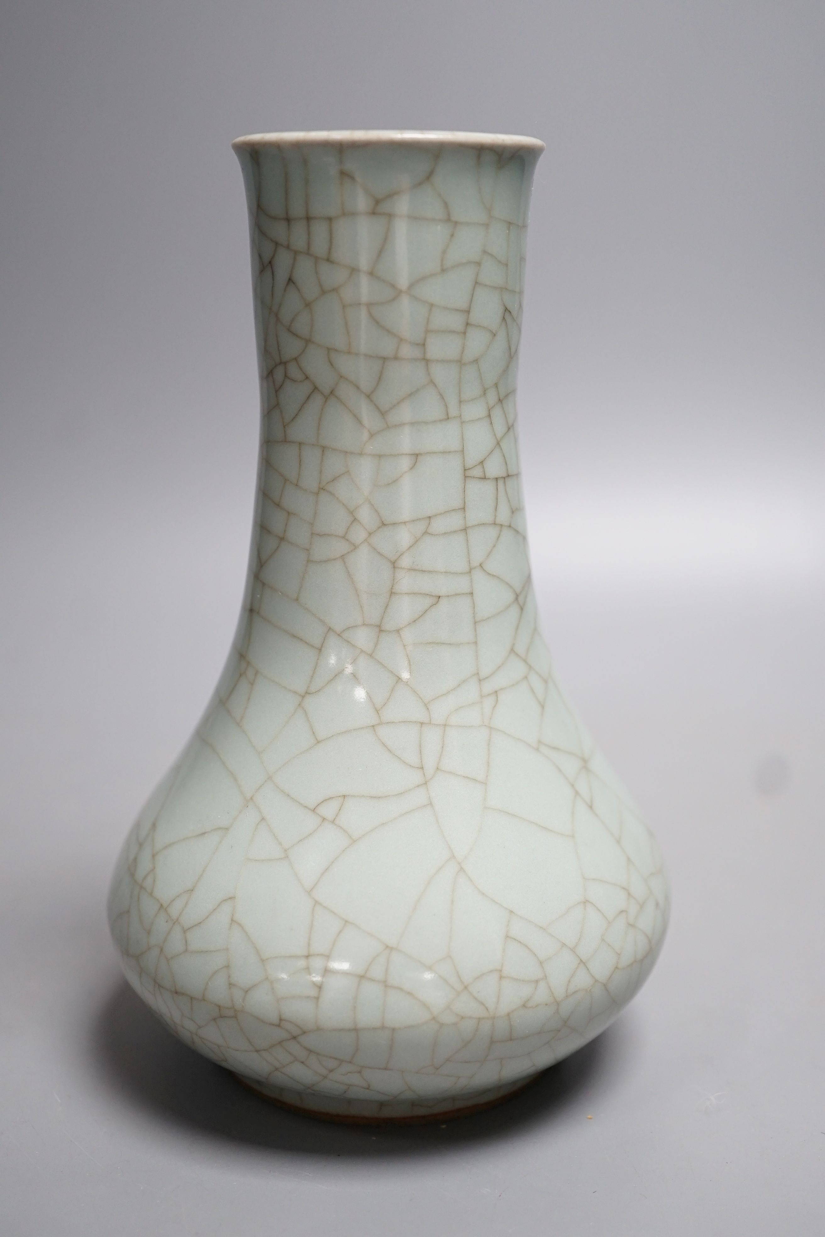 A Chinese crackle glaze vase 17cm